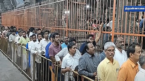 விடுமுறை தினம்: திருவண்ணாமலையில் 3 மணி நேரம் காத்திருந்து பக்தர்கள் தரிசனம்