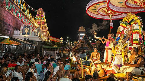 திருப்பதி ஏழுமலையான் கோவிலில் கருட சேவை