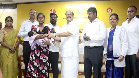 சென்னை அரசு மருத்துவமனைகளில் பிறந்த குழந்தைகளுக்கு தங்க மோதிரம்..! திட்டம் தொடங்கி வைப்பு