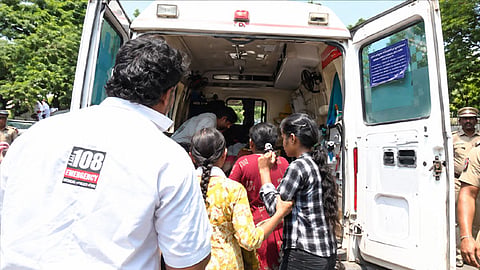 மதுரையில் முதல்-அமைச்சர் விஜய்யை பார்க்க வந்த 10-க்கும் மேற்பட்டோர் மயக்கம்