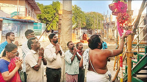 குலசை முத்தாரம்மன் கோவில் தசரா திருவிழா பந்தக்கால் நடப்பட்டது - திரளான பக்தர்கள் பங்கேற்பு