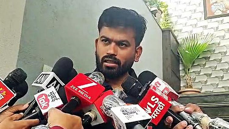 கரப்பான்பூச்சி ஜனதா கட்சியின் முக்கிய நிர்வாகி கைது-அபிஜித் திப்கே குற்றச்சாட்டு