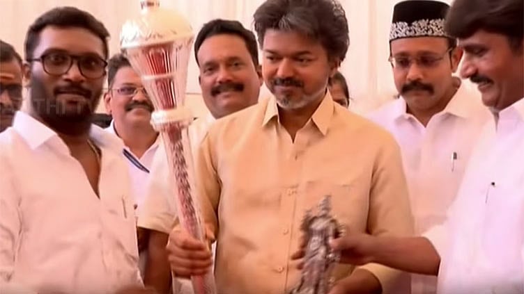 மதுரை வந்தடைந்தார் முதல் அமைச்சர் விஜய்: தவெகவினர் உற்சாக வரவேற்பு