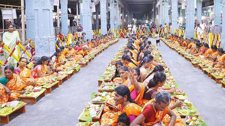குலசேகரன்பட்டினம் முத்தாரம்மன் கோவிலில் பவுர்ணமி திருவிளக்கு பூஜை