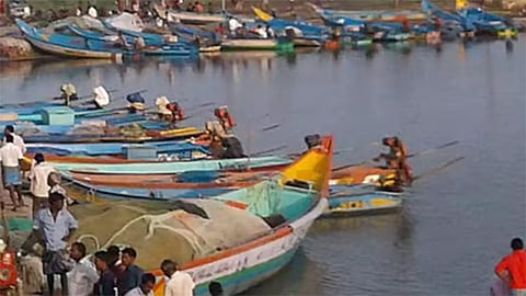 பழவேற்காடு ஏரி மீன்பிடி விவகாரம்: ஜி.பி.எஸ். அடிப்படையிலான எல்லை நிர்ணயத்திற்கு தமிழ்நாடு, ஆந்திரா மீனவர்கள் ஒப்புதல்