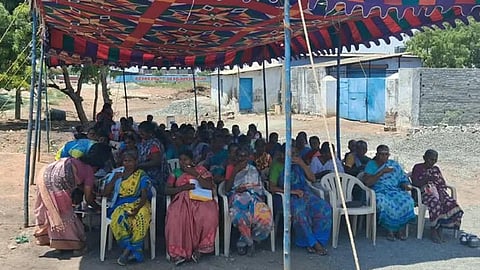 டாஸ்மாக் கடையை நிரந்தரமாக அகற்றக்கோரி 3-வது நாளாக பெண்கள் காத்திருப்பு போராட்டம்
