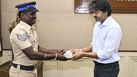உயிரை பணயம் வைத்து கடத்தல் காரரை பிடித்த தலைமை காவலருக்கு பரிசு வாங்கி பாராட்டிய முதல் - அமைச்சர்