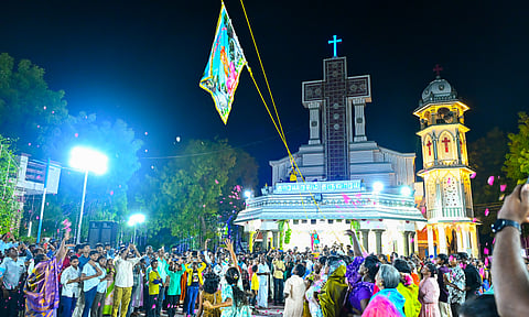 திருச்செந்தூர் அருகே அதிசய ஆரோக்கிய அன்னை ஆலய திருவிழா: கொடியேற்றத்துடன் தொடங்கியது 