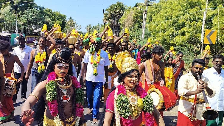கல்லாமொழி முத்தாரம்மன் கோவில் கொடை விழா- 108 பால்குட ஊர்வலம்