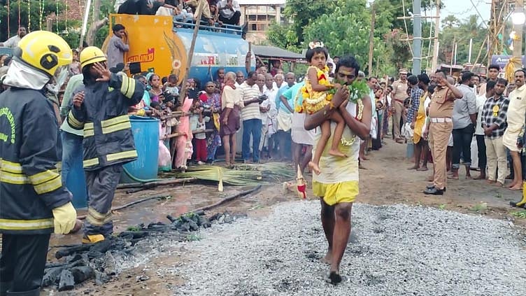 நாகை: வடக்கு பொய்கை நல்லூர் திரௌபதி அம்மன் கோவிலில் தீமிதி திருவிழா