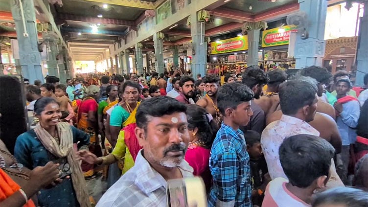 குலசேகரன்பட்டினம் முத்தாரம்மன் கோவிலில் குவிந்த பக்தர்கள்... மாலை அணிந்து விரதம் தொடங்கினர்