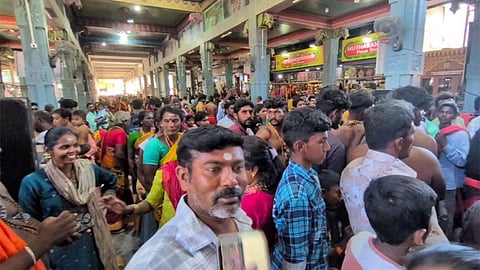 தசரா விழா, மாலை அணிந்து விரதம், முத்தாரம்மன் கோவிலில் குவிந்த பக்தர்கள்
