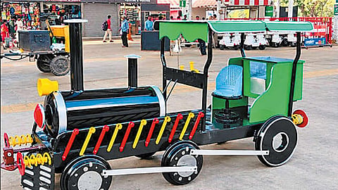 
சென்டிரல் ரெயில் நிலையத்தில் கண்காட்சி:  பயணிகள், குழந்தைகளை கவர்ந்த கலைப்படைப்புகள்
