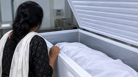 மும்பையில் தந்தையின் உடலை 4 ஆண்டுகள் குளிர்சாதனப் பெட்டியில் பாதுகாத்த மகள்!