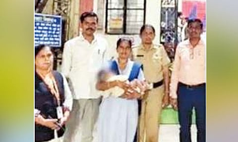ஸ்மார்ட்போன் வாங்குவதற்காக ஆண் குழந்தையை விற்ற பெற்றோர் - அதிர்ச்சி சம்பவம்