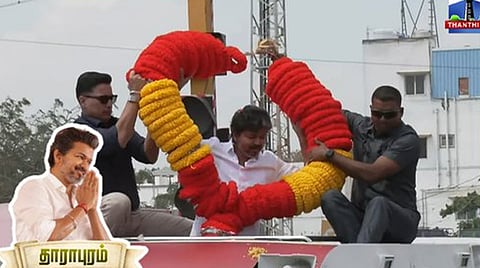 திருப்பூரில் முதல்-அமைச்சர் விஜய் ரோடு ஷோ.. மக்கள் உற்சாக வரவேற்பு