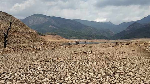 கொளுத்தும் வெயில்.... வறட்சியின் பிடியில் 63 அணைகள்