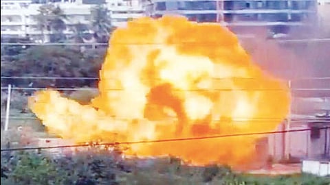 வெடித்து சிதறிய கியாஸ் சிலிண்டர்கள்