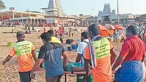திருச்செந்தூரில் கடல் சீற்றம்: புனித நீராடிய 5 பக்தர்களின் கால் முறிந்தது