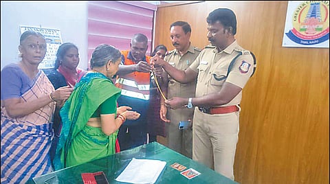 குப்பைத்தொட்டியில் கிடந்த 7 பவுன் தங்க சங்கிலியை உரிமையாளரிடம் ஒப்படைத்த தூய்மை பணியாளர்