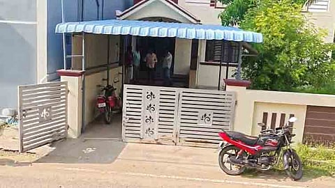 பூட்டிய வீட்டில் துணிகரக் கொள்ளை: 45 சவரன் நகைகள், ரூ.5 லட்சம் பணம் திருட்டு.