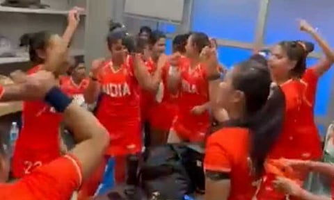 
ஆக்கி போட்டியில் தங்கம்: கொண்டாட்டத்தில் இந்திய வீராங்கனைகள்...வீடியோ 
