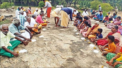 மழை வேண்டி பாறையில் கஞ்சியை ஊற்றி சாப்பிட்ட கிராம மக்கள்..!