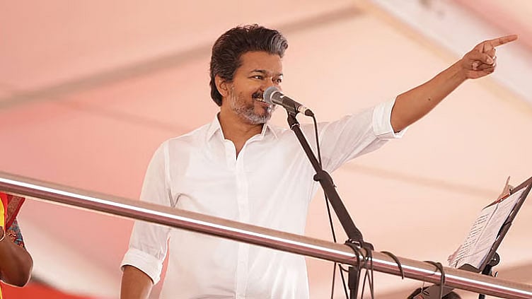 தாராபுரத்தில் ’ரோடு ஷோ’; சென்னையில் இருந்து விமானம் மூலம் கோவை புறப்பட்ட முதல்-அமைச்சர் விஜய்