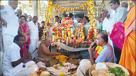 ராமர்-சீதை திருக்கல்யாணம்: 7 தேங்காய்களை ரூ.63 ஆயிரத்திற்கு ஏலம் எடுத்த பக்தர்கள்