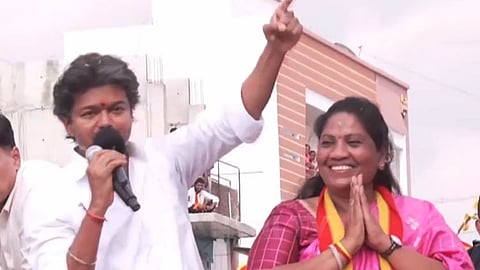தி.மு.க.- அ.தி.மு.க. மறைமுக கூட்டணி: தாராபுரம் ‘ரோடு ஷோ’வில் முதல்-அமைச்சர் விஜய் பேச்சு