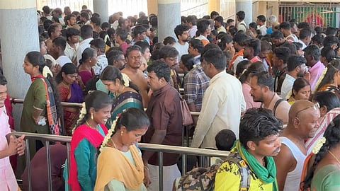 விடுமுறை தினம்: திருச்செந்தூர் சுப்பிரமணிய சுவாமி கோவிலில் குவிந்த பக்தர்கள்