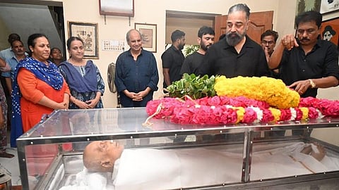 இயக்குநர் சிங்கீதம் சீனிவாச ராவ் உடலுக்கு நடிகர் கமல்ஹாசன் நேரில் அஞ்சலி

