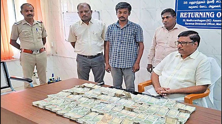 தேர்தல் பறக்கும் படை சோதனை: மதுராந்தகத்தில் ரூ.51 லட்சம் பறிமுதல்