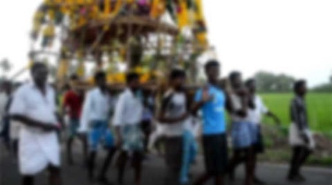 தந்தையின் இறுதிச்சடங்கிற்குக்கூட பணமின்றி தவித்த மாணவன்; கைகொடுத்த கிராம மக்கள்
