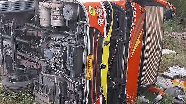 உளுந்தூர்பேட்டை அருகே ஆம்னி பஸ் கவிழ்ந்து விபத்து: 14 பயணிகள் காயம்