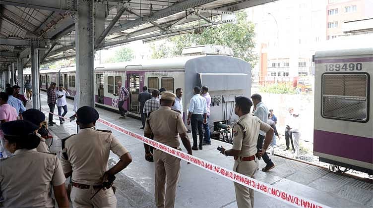 சென்னையில் மின்சார ரெயில் தடம் புரண்டு விபத்து