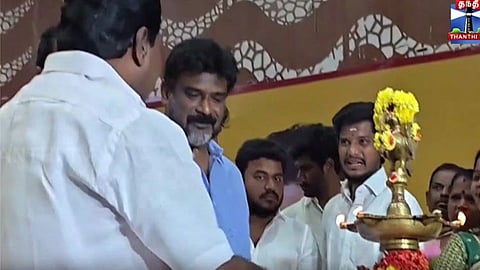 திருச்சியில் குத்துவிளக்கு ஏற்றுவதில் காங்கிரஸ் எம்.பி., தவெக எம்.எல்.ஏ. இடையே சலசலப்பு