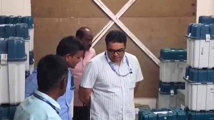 தாராபுரம் இடைத்தேர்தல்: தயார் நிலையில் வாக்குப்பதிவு எந்திரங்கள் - கலெக்டர் ஆய்வு