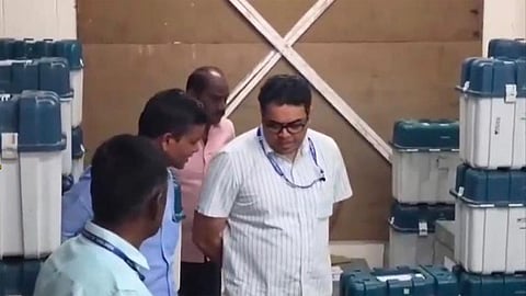 தாராபுரம் இடைத்தேர்தல்: தயார் நிலையில் வாக்குப்பதிவு எந்திரங்கள் - கலெக்டர் ஆய்வு

