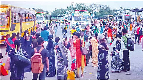 தொடர் விடுமுறை நிறைவு: பஸ், ரெயில் நிலையங்களில் மக்கள் கூட்டம் அலைமோதியது