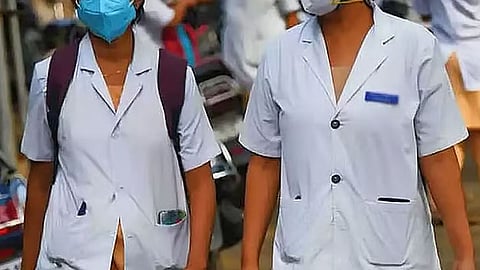 செவிலியர் பணிக்கு கடும் போட்டி: 4,724 இடங்களுக்கு 49 ஆயிரம் பேர் விண்ணப்பம்