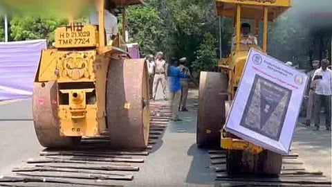 திருவண்ணாமலையில் ரோடு ரோலர் ஏற்றி 134 நாட்டுத் துப்பாக்கிகளை அழித்த வனத்துறை.