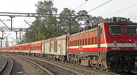 பயணிகளின் வசதிக்காக கரூர் வழியாக சிறப்பு ரெயில் இயக்கம்