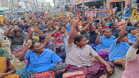பணி நிரந்தரம் மற்றும் ஊதிய உயர்வு கோரி திருச்செங்கோட்டில் தூய்மைப் பணியாளர்கள் போராட்டம்.