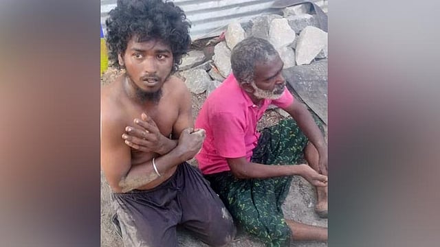 பைக்கில் வந்து ஆடு திருட முயன்ற தந்தை-மகனை மடக்கி பிடித்த பொதுமக்கள்
