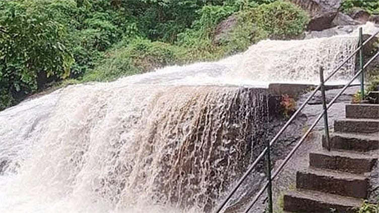 கனமழை காரணமாக வெள்ளப்பெருக்கு: கோவை குற்றாலத்தில் சுற்றுலா பயணிகள் குளிக்க தடை