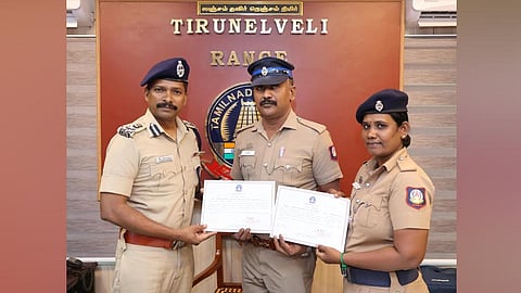கொலை வழக்குகளில் சிறப்பாக பணியாற்றிய போலீசாருக்கு திருநெல்வேலி சரக டி.ஐ.ஜி. பாராட்டு