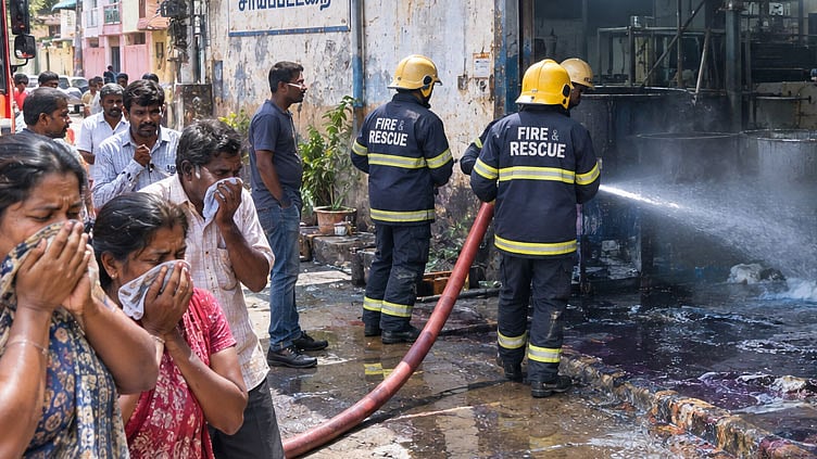 சாயப்பட்டறையில் ரசாயன கசிவு... குடியிருப்புகளுக்குள் பரவியதால் பொதுமக்களுக்கு மூச்சுத்திணறல்