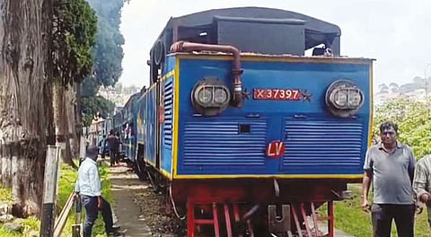 மேட்டுப்பாளையத்தில் இருந்து குன்னூருக்கு 3 மணி நேரம் தாமதமாக வந்த மலை ரெயில்