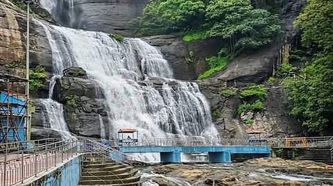 குற்றாலம் மெயின் அருவிக்கு சுற்றுலா பயணிகள் செல்ல தடை